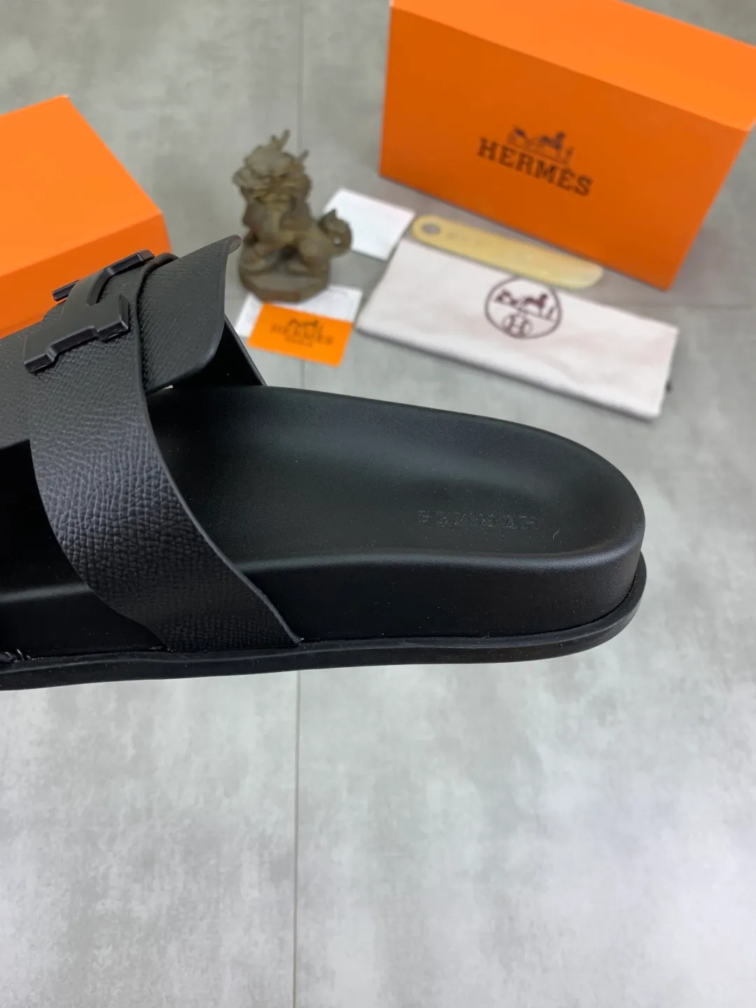 Men's shoes 💰P440 New [HERMES] high-end quality new Hermès slippers, made of imported cross-grain calfskin, wear-resistant and non-slip rubber outsole. Fashionable and elegant code number: 39-44 (38 45 46 customized)